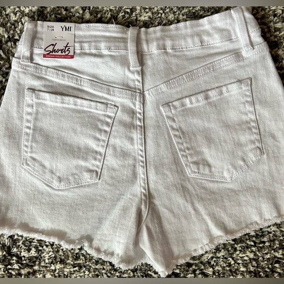 Junior shorts,Size 7,cotton denim, White, cutoff ,28” waist, NWT, Frayed - Picture 2 of 2